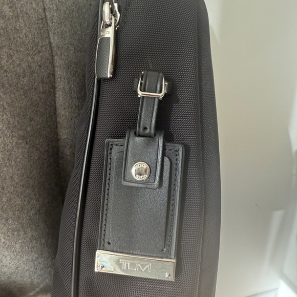 TUMI ARRIVÉ MARTIN SLING - Picture 3 of 9